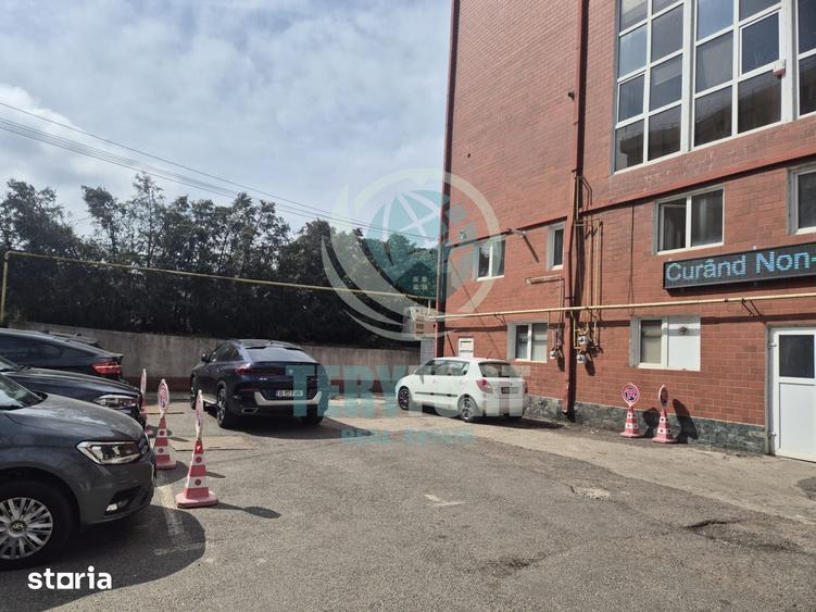 Spațiu comercial, de 400 mp, în Tei