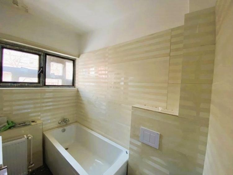 Casă cu 8 camere cu Garaj în Primăverii