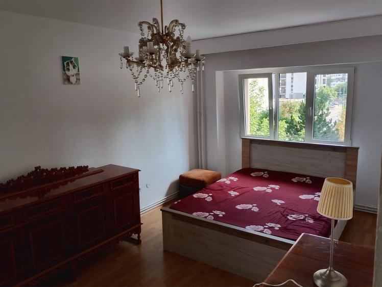 Apartament cu 3 camere decomandat în Exterior Vest