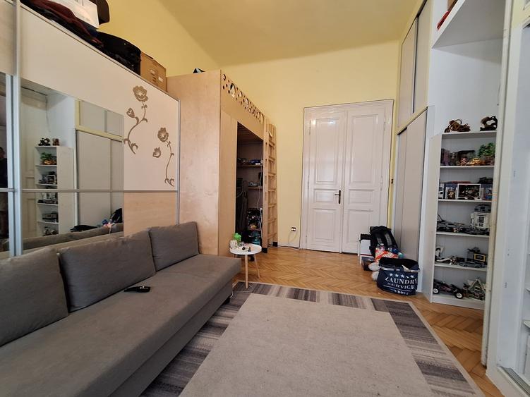 Apartament cu 4 camere circular, mobilat în P-ța Maria