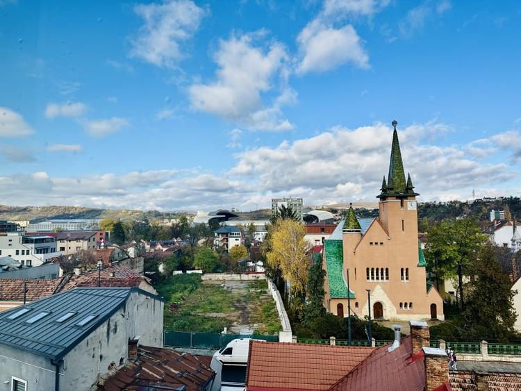 Spațiu comercial, de 933.39001464844 mp, în Central