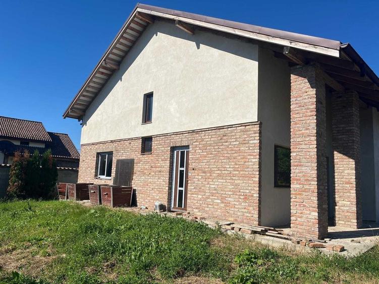 Casă cu 4 camere în Măgura