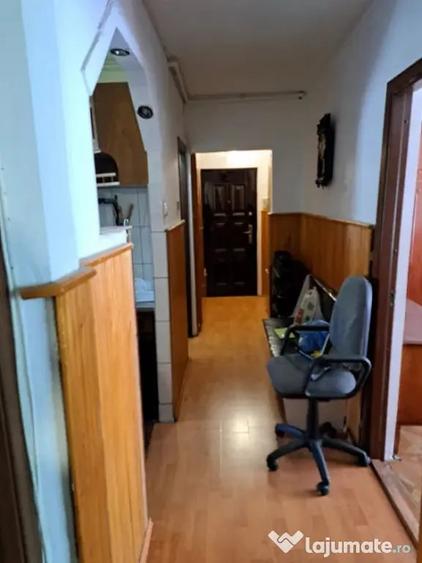 Apartament cu 3 camere decomandat în Rovine