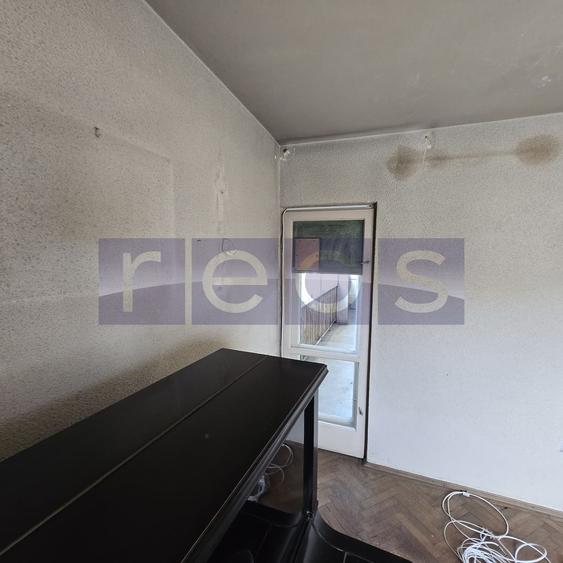 Apartament cu 3 camere decomandat în Barbu Văcărescu
