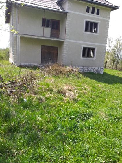 Casă cu Teren 8000 Mp în Roșia Montană