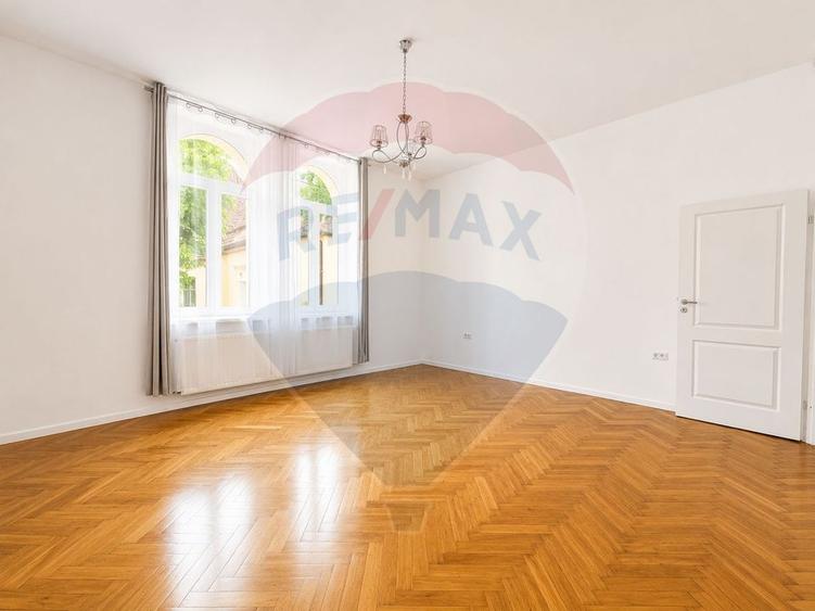 Apartament cu 4 camere decomandat în Central
