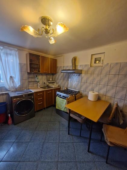 Casă individuală cu 6 camere cu Canalizare în Central