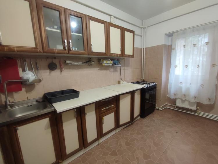 Apartament cu 3 camere decomandat, mobilat în Nicolina