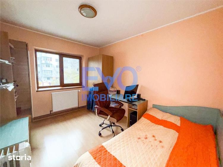 Apartament cu 3 camere decomandat în Nicolina