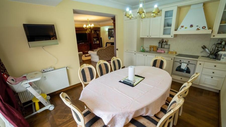 Apartament cu 4 camere decomandat în Clăbucet