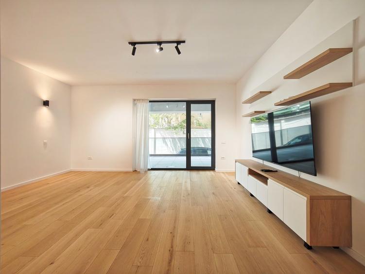 Apartament cu 3 camere decomandat, mobilat în Băneasa