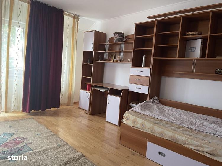 Casă cu 4 camere în Gara Veche