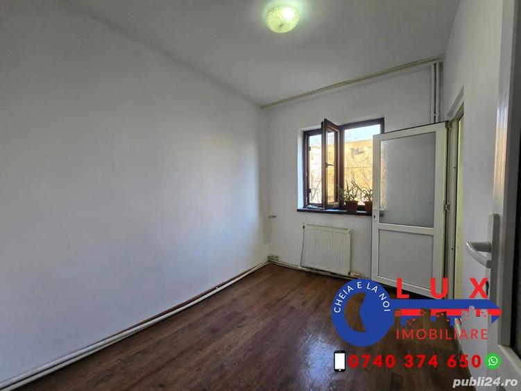 Apartament cu 3 camere semidecomandat în Neptun