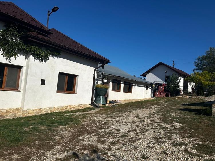 Casă cu 4 camere în Cerbu