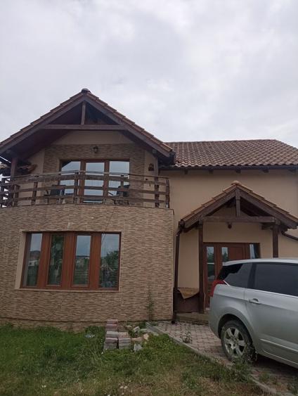 Casă cu 4 camere în Păulești
