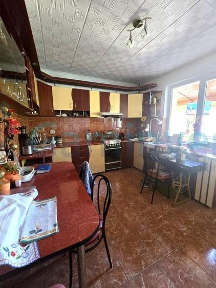 Casă individuală cu 8 camere cu Canalizare în Sânmartin