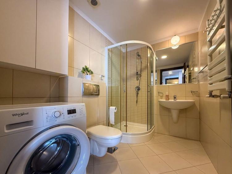 Apartament cu 3 camere semidecomandat în Herăstrău