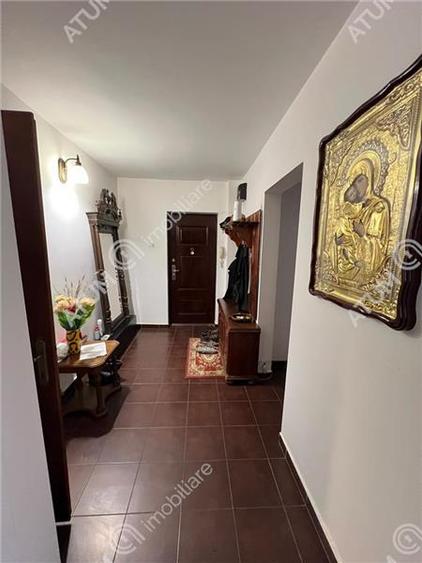 Apartament cu 3 camere decomandat, mobilat în Vasile Aaron