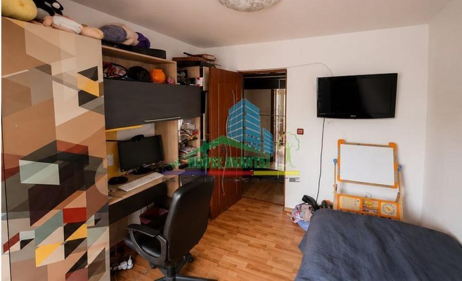 Apartament cu 4 camere decomandat în Central