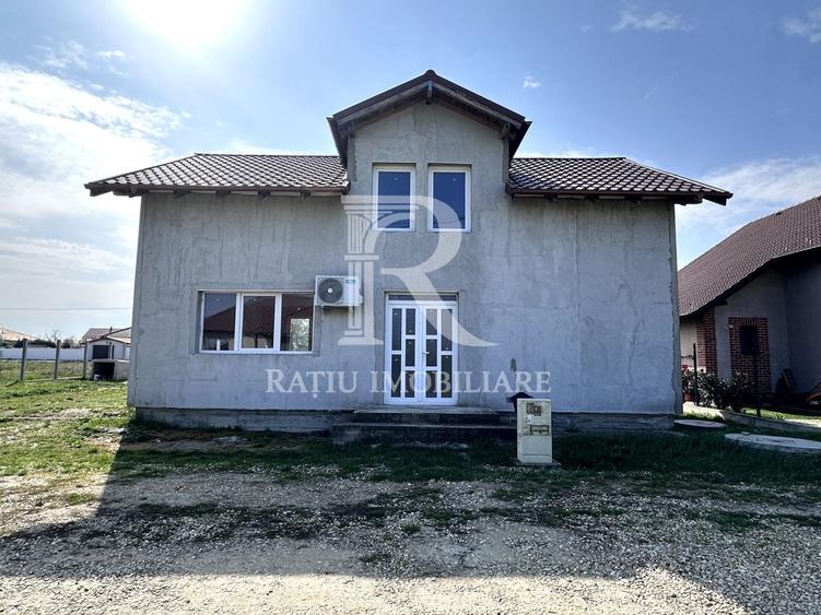 Casă individuală cu 3 camere cu Canalizare în Leș