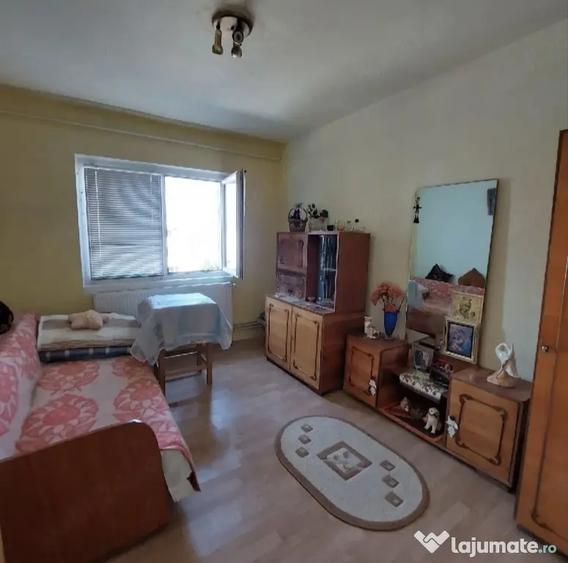 Apartament cu 3 camere decomandat, mobilat în Alfa