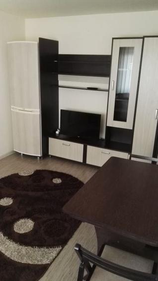 Apartament cu 3 camere semidecomandat în Nord