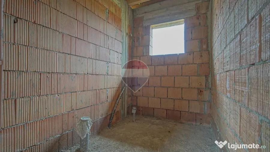 Casă cu 4 camere cu Teren 365 Mp în Hălchiu