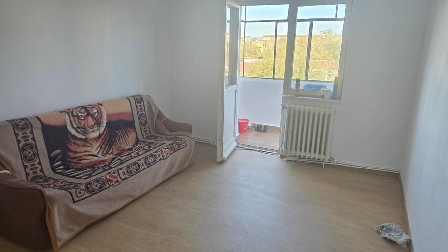 Apartament cu 3 camere semidecomandat în Astoria