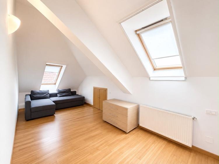 Duplex cu 6 camere cu Piscina în Iancu Nicolae