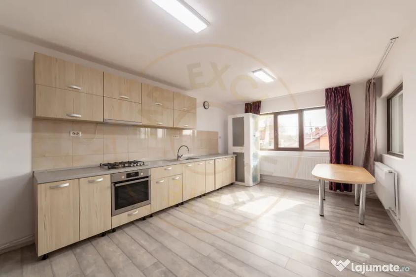 Casă cu 7 camere cu Teren 4563 Mp în Central