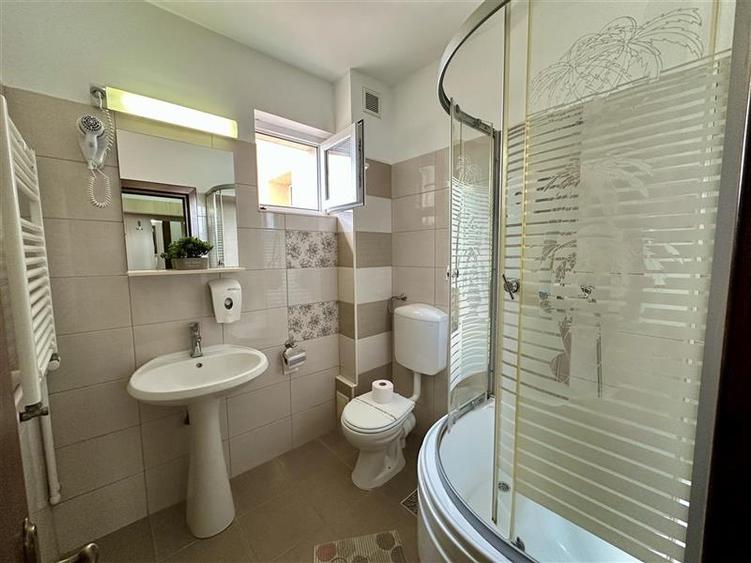 Casă individuală cu 25 camere cu Canalizare în Central