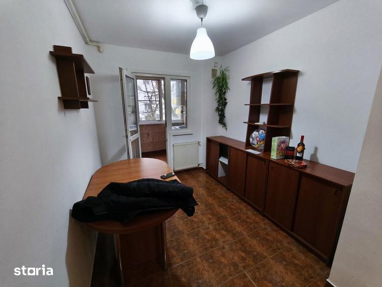 Apartament cu 3 camere semidecomandat în Rahova