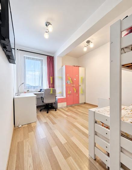 Apartament cu 3 camere semidecomandat în Tractorul