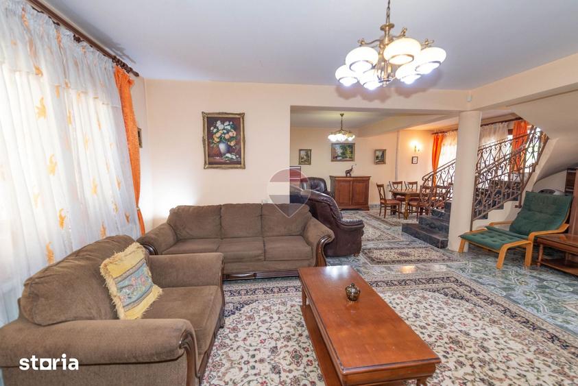 Casă cu 6 camere cu Teren 1000 Mp în Central
