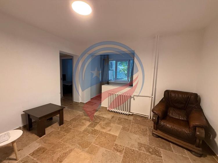 Apartament cu 3 camere semidecomandat în 1 Mai