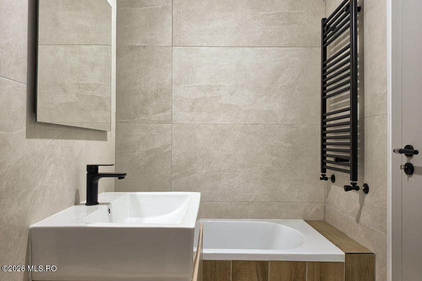 Apartament cu 3 camere semidecomandat în Torontalului