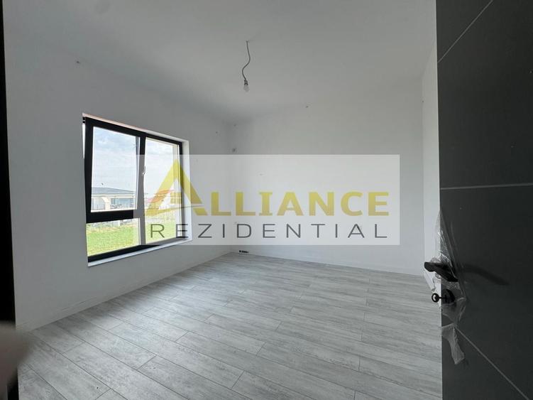 Casă individuală cu 4 camere decomandat cu Canalizare în Berceni