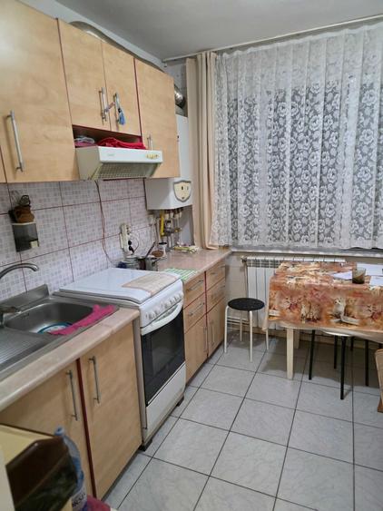 Apartament cu 3 camere semidecomandat în Exterior Vest
