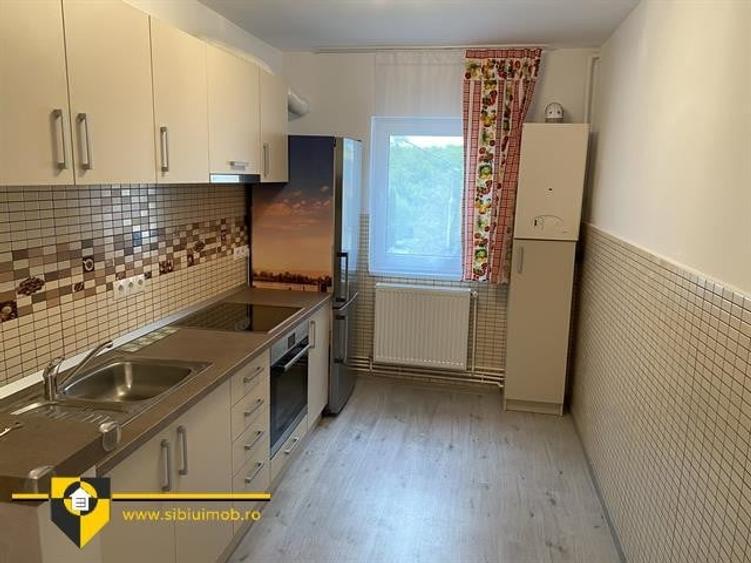 Apartament cu 3 camere decomandat, mobilat în Valea Aurie