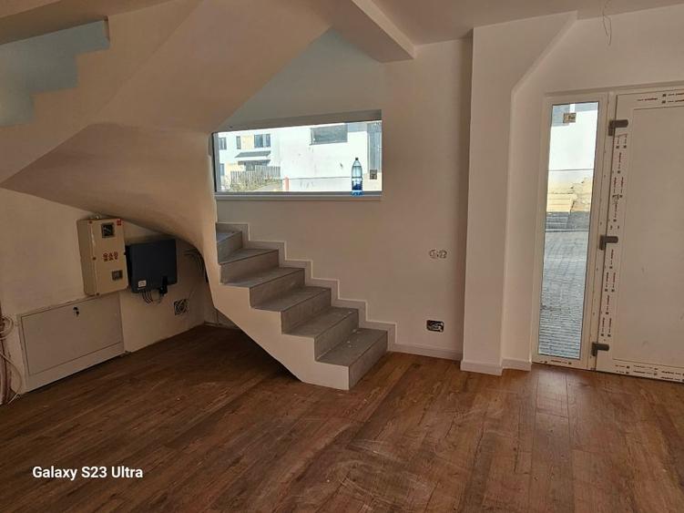 Duplex cu 3 camere cu Garaj în Tăuți