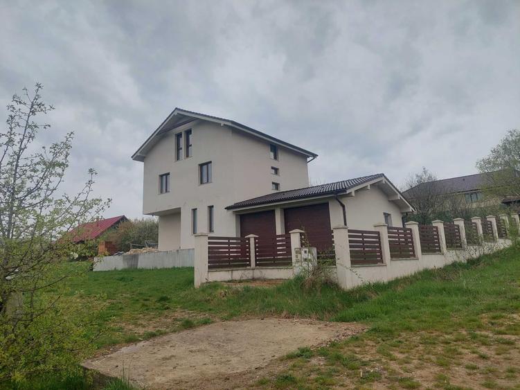 Casă cu 4 camere în Corușu