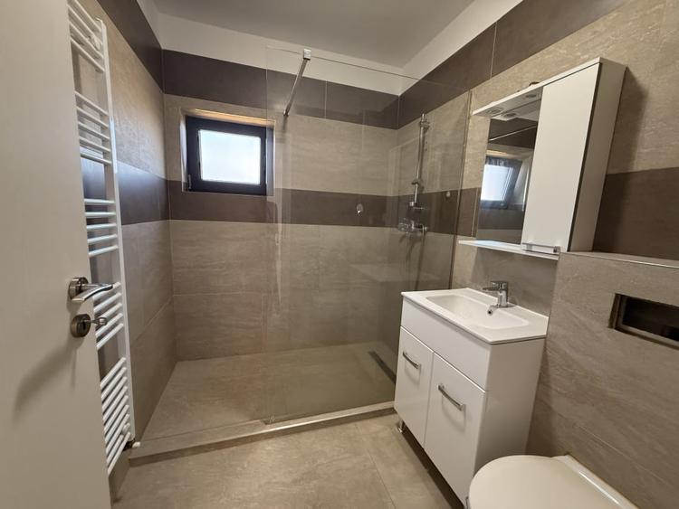 Apartament cu 3 camere decomandat, mobilat în Cetate