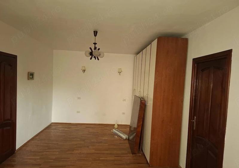 Apartament cu 4 camere semidecomandat, mobilat în Triaj