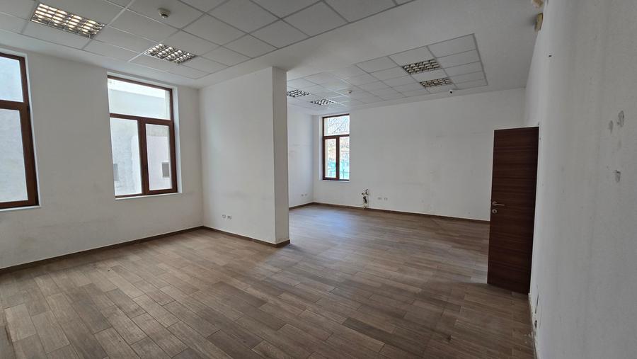 Casă cu 11 camere cu Canalizare în Ultracentral