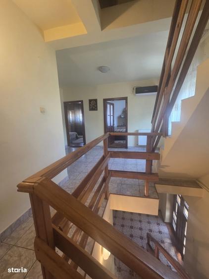 Casă cu 4 camere decomandat în Rovine