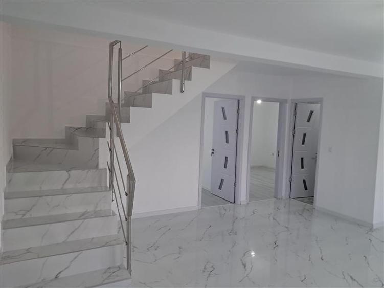 Casă individuală cu 5 camere cu Canalizare în Lumina