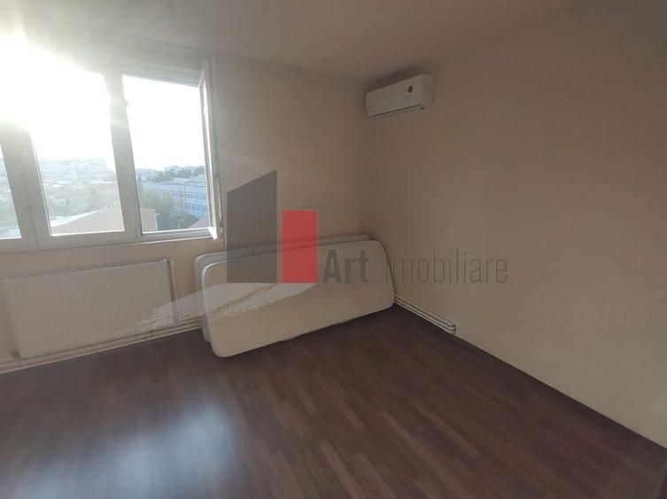 Apartament cu 3 camere semidecomandat în Alexandru Obregia