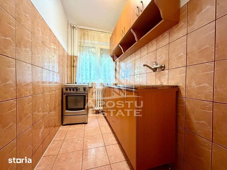 Apartament cu 3 camere semidecomandat în Dacia