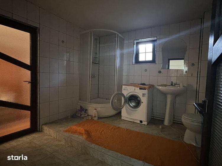 Casă cu 4 camere cu Teren 2000 Mp în Săvinești