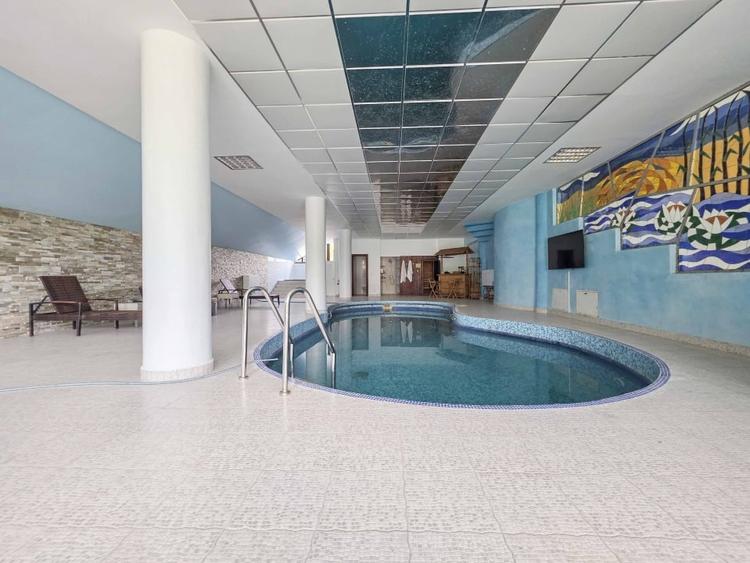 Casă individuală cu 13 camere cu Piscina în Slănic-Moldova